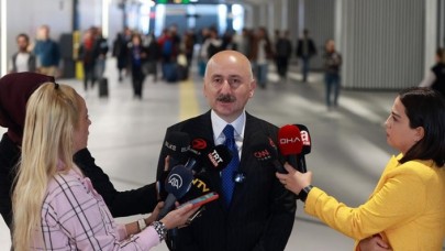 Bakan Karaismailoğlu,  Ankara'ya giderken Sabiha Gökçen Havalimanı'na metroyla geldi