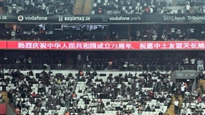 Beşiktaş - Fenerbahçe maçında reklam panolarına yansıtılan Çince yazıya tepki yağıyor