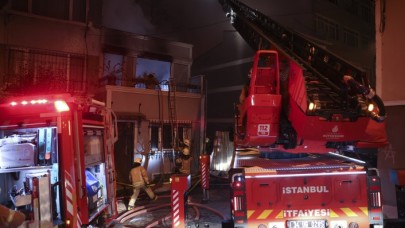 Beyoğlu’nda bir binada başlayan yangın 5 binaya sıçradı
