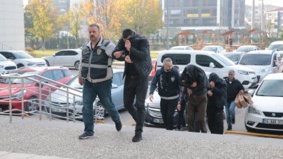 Hırsızlık yaptıkları villalarda sucuk ve tavuk pişirip yiyen 3 zanlı yakalandı