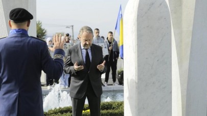 Bosna Hersek'in ilk Cumhurbaşkanı İzetbegoviç,  vefatının 19. yılında kabri başında anıldı