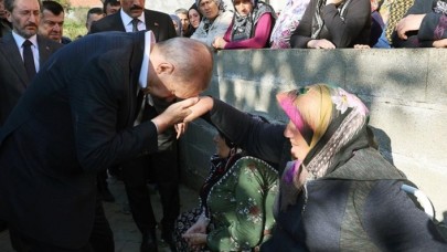Cumhurbaşkanı Erdoğan hayatını kaybeden madenci Selçuk Ayvaz’ın ailesine taziye ziyaretinde bulundu