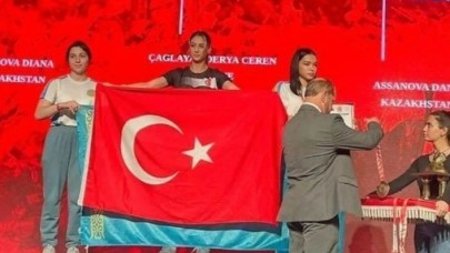 Dünya Şampiyonası'na damga vuran bayrak gerginliği! Sporcumuz nezaket dışı harekete tüyleri diken diken edecek şekilde karşılık verdi!