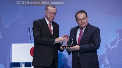 Erdoğan,  Türk Devletleri Teşkilatı Genel Sekreteri Baghdad Amreyev'e ödül verdi