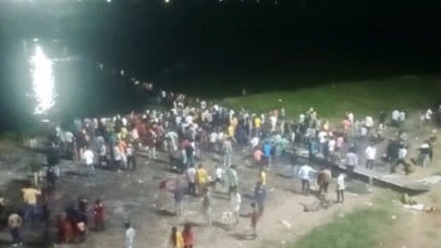 Hindistan'da büyük felaket: Yüzlerce kişi nehre düştü,  onlarca kişi öldü
