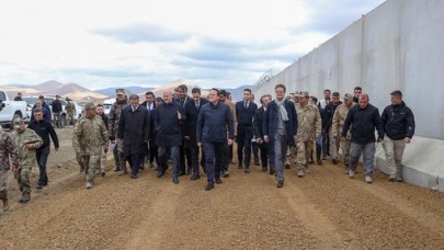 İçişleri Bakanı Soylu,  Türkiye-İran sınırındaki güvenlik duvarı çalışmalarını inceledi
