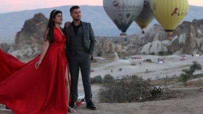 Kapadokya'da vadi,  kanyon ve yamaçlar fotoğraf çektirenlere doğal dekor oluyor