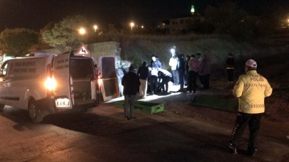 Kayseri'de otomobil duvara çarptı: Ülfet Özcanlar öldü. İsmail Özcanlar,  Fatma Türküm ve Firdevs Naldöken yaralandı