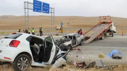 İki otomobilin çarpıştığı kazada 4 kişi öldü,  3 kişi yaralandı