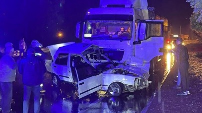 Konya'da otomobil ile tırın çarpıştığı kazada 1 kişi öldü,  1 kişi yaralandı