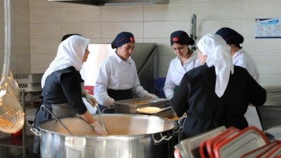 Meslek liseliler köy okullarındaki öğrenciler için yemek pişiriyor