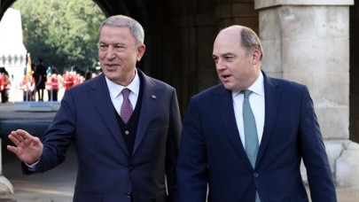 Milli Savunma Bakanı Akar İngiltere Savunma Bakanı Wallace ile görüştü