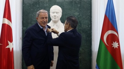 Milli Savunma Bakanı Akar’a Azerbaycan’dan madalya