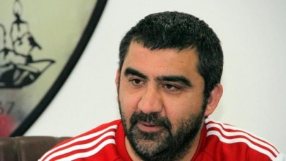 Milli Takım futbolcusu Özat'tan Hakan Şükür'e: "Kur’an-ı Kerim'i bırakıp sümüklülerin peşine gittiniz"