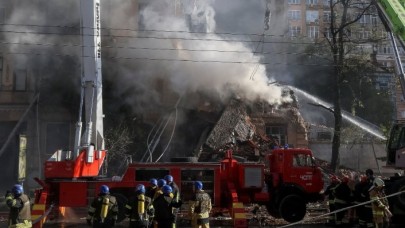 Rusya Ukrayna'ya füze yağdırıyor: Elektrik yok,  su kesildi,  alevler yükseliyor