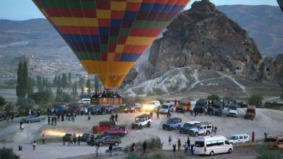Gözde turizm merkezi Kapadokya'yı turistler gökyüzünden izliyor
