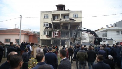 Bakan Kurum yıkım çalışmasına katıldı