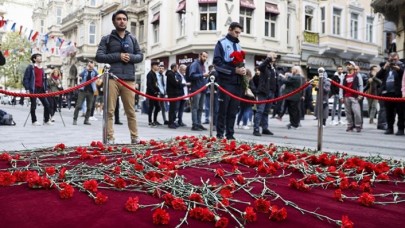 Beyoğlu'nda patlamanın yaşandığı yere karanfil bırakıldı