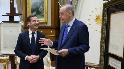 Cumhurbaşkanı Erdoğan ve İsveç Başbakanı Kristersson arasında anlamlı hediye takdimi
