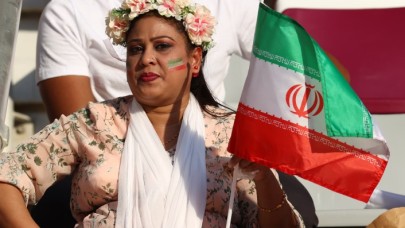 Dünya Kupası'na İran protestosu damgasını vurdu: İngiltere maçında futbolcular marşı okumadı,  taraftarlar pankart açtı