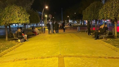 Düzce'de 5.9'luk deprem! İstanbul ve pek çok il de sallandı. Okullar tatil ilan edildi halk sokakta sabahladı