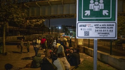 Düzce'de halk sokakta: Kızılay battaniye  dağıttı