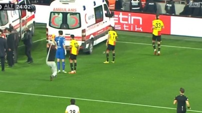 Göztepeli taraftar Altay kalecisinin başına direkle vurdu,  maç yarım kaldı