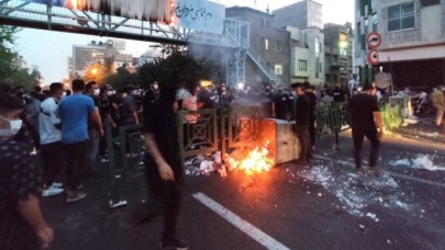 İran'da gizli güçler devreye girdi! Göstericilerle polise ateş açıldı: En az 5 ölü var