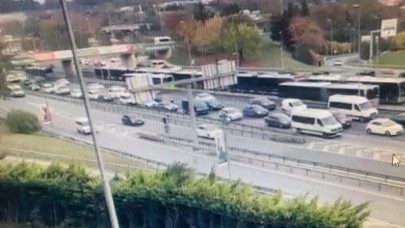 İstanbul'da bitmeyen çile 'metrobüs'... Vatandaşlar yolda kaldı