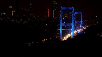 İstanbul'da iki köprü Dünya Çocuk Hakları Günü için ışıklandırıldı