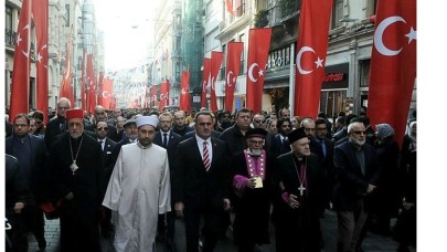 İstiklal Caddesi'nde teröre karşı birlik ve beraberlik yürüyüşü