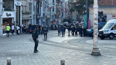 İstiklal'de hayatlarını kaybedenlerin kimlikleri açıklandı: Türkiye Arzu Özsoy,  Yağmur Uçar,  Yusuf Meydan,  Ecrin Meydan,  Adem Topkara,  Mukaddes Elif Topkara'ya ağlıyor