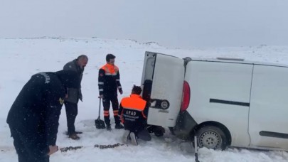 Kar yolları kapadı: Mahsur kalan kişi son anda kurtarıldı