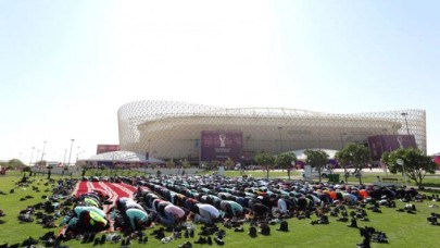 Katar Dünya Kupası'nda tarihi görüntü! Önce ibadet,  sonra maç