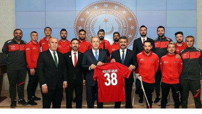 Milli Savunma Bakanı Hulusi Akar,  Ampute Futbol Milli Takımı'nı kabul etti