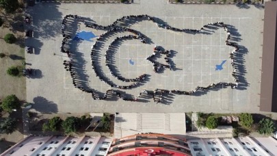 Osmaniye'de öğrencilerden "TOGG" yazısı ve "ay yıldız" koreografisi