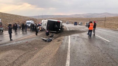 Sivas'ta otobüs devrildi,  2 kişi öldü,  20 kişi yaralandı