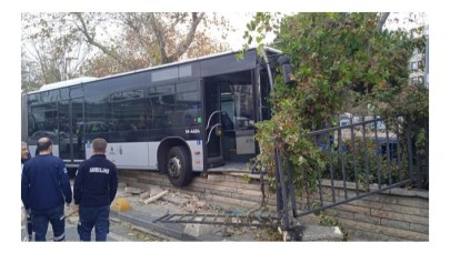 Son Dakika: Kadıköy'de metrobüs kaldırıma çıktı!
