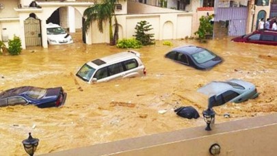 Suudi Arabistan'da yağmur duasından sonra sel oldu