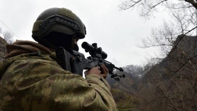 Teröristlerin mağaradan çıkarak teslim oldukları anlar görüntülendi