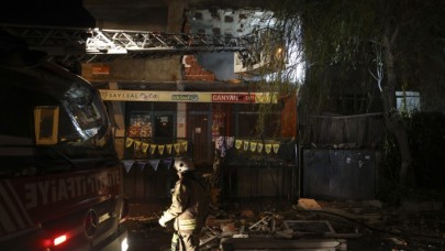 Avcılar'da ev sahibiyle tartışan kiracı boşalttığı evi yaktı,  duvarlar patladı