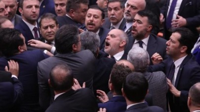Burası TBMM! Vekiller birbirine girdi: Yakışmayan görüntüler