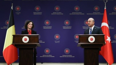Çavuşoğlu Belçika Dışişleri Bakanı'na kameraların önünde çıkıştı: Bakan dondu kaldı
