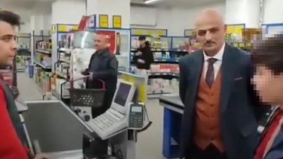 Ekmek parası için çalışan insanlara bu nasıl davranış! Babalarından talimat alan küçük çocuklar,  BİM kasiyerini fırçaladı