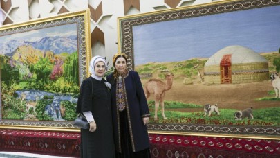 Emine Erdoğan Türkmen El Sanatları Sergisi'ni gezdi
