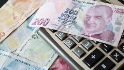 Geçen yılki asgari ücreti doğru tahmin eden ekonomist,  bu yıl için de rakam verdi