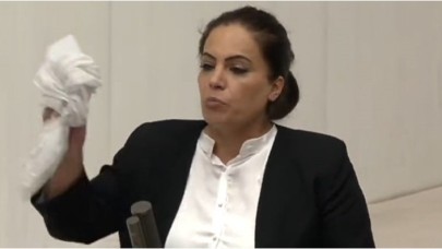 HDP'li vekilden  TBMM'de provokasyon! Tülbendini yere attı