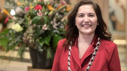 Hollanda'da ilk Türk kökenli belediye başkanı görevine başladı