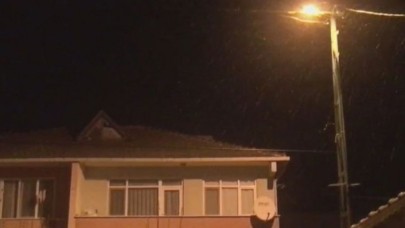 İstanbul'da kar yağışı başladı: Meteorolojiden 2 bölge ve 12 şehir için yağış uyarısı