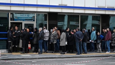 İstanbul ve İzmir'de SGK önlerinde EYT kuyrukları oluştu